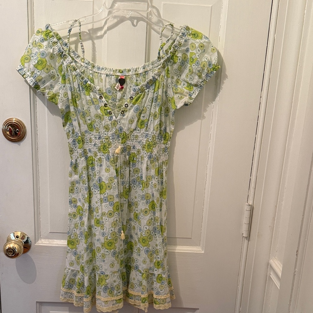 Adorable Free People floral short sleeve dress with smocking and lace trim, sz 2